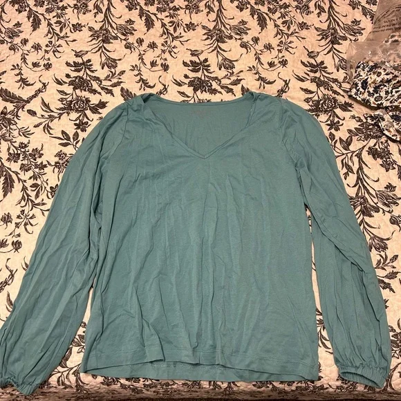 NWT LOFT Pleated V-neck Long Sleeve Tea - Picture 2 of 2